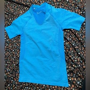 Underarmor medium youth golf fitted shirt